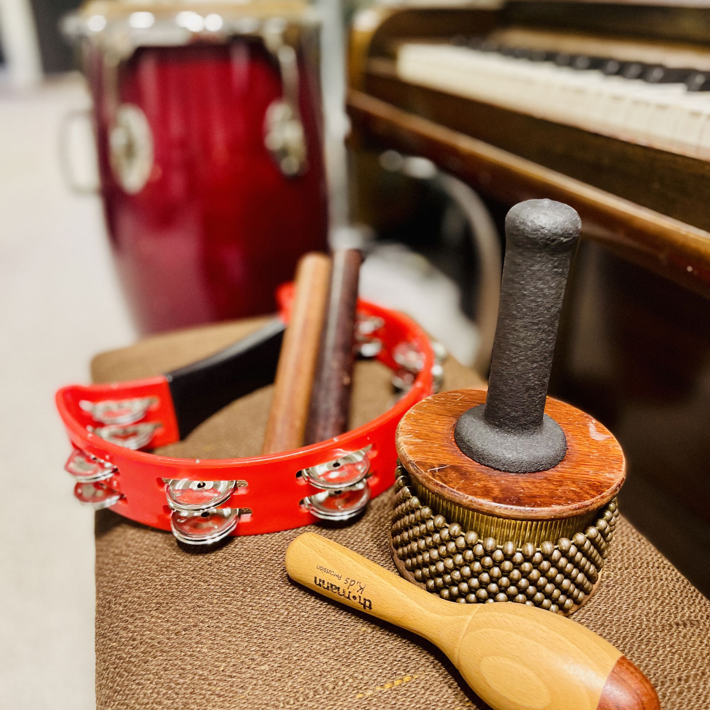 musikinstrumenter på skammel
