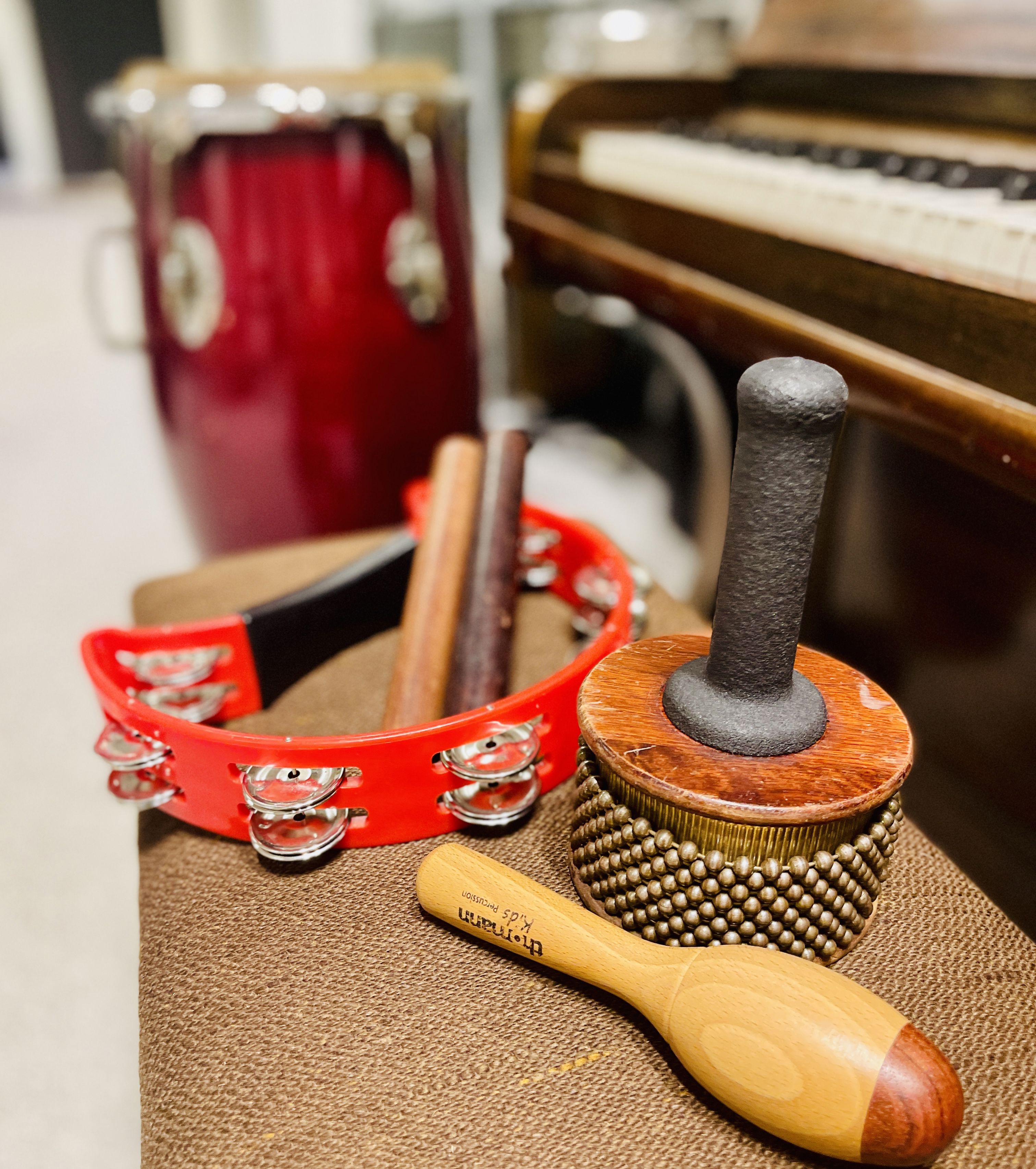 musikinstrumenter på skammel