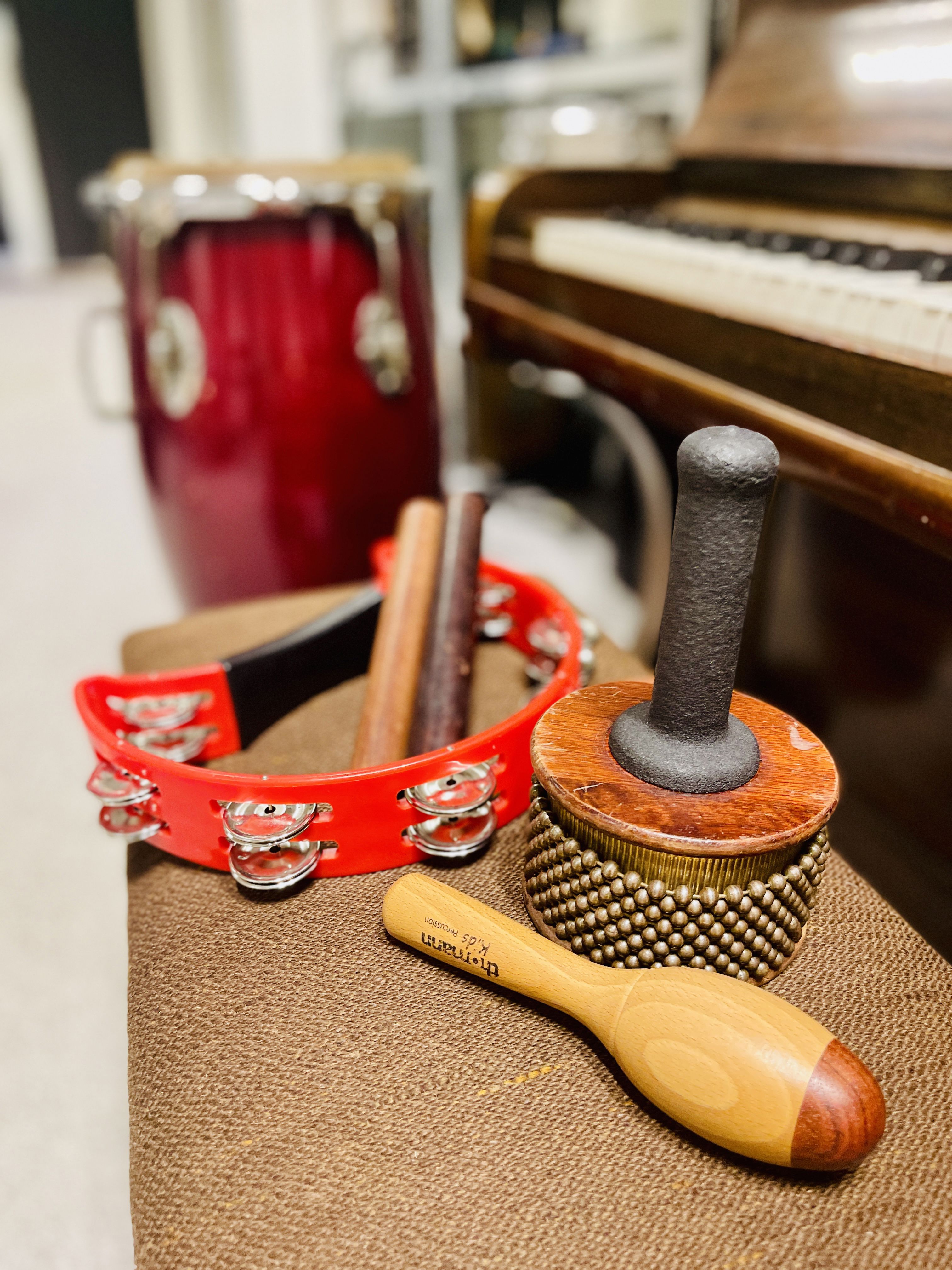 musikinstrumenter på skammel