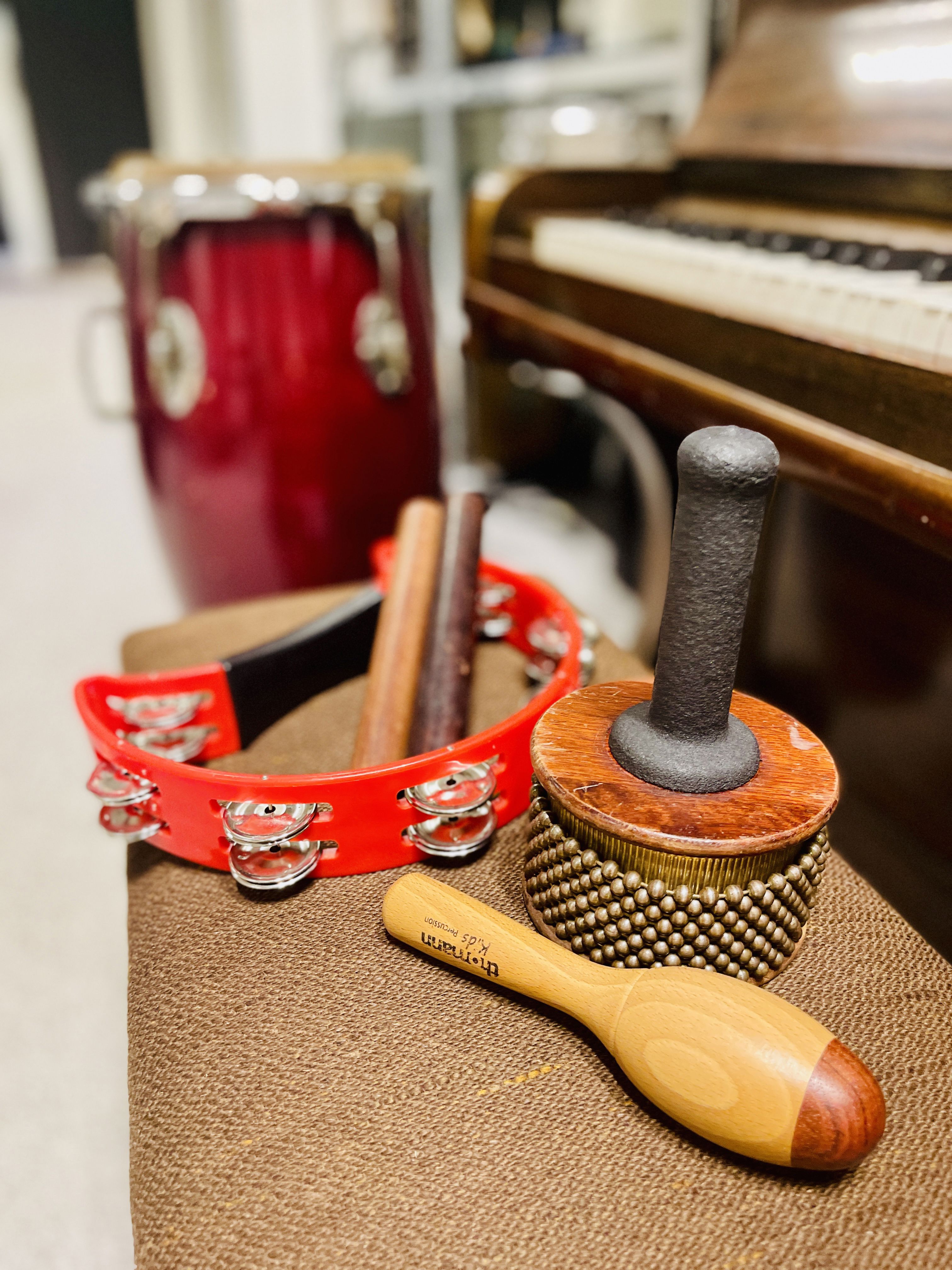 musikinstrumenter på skammel