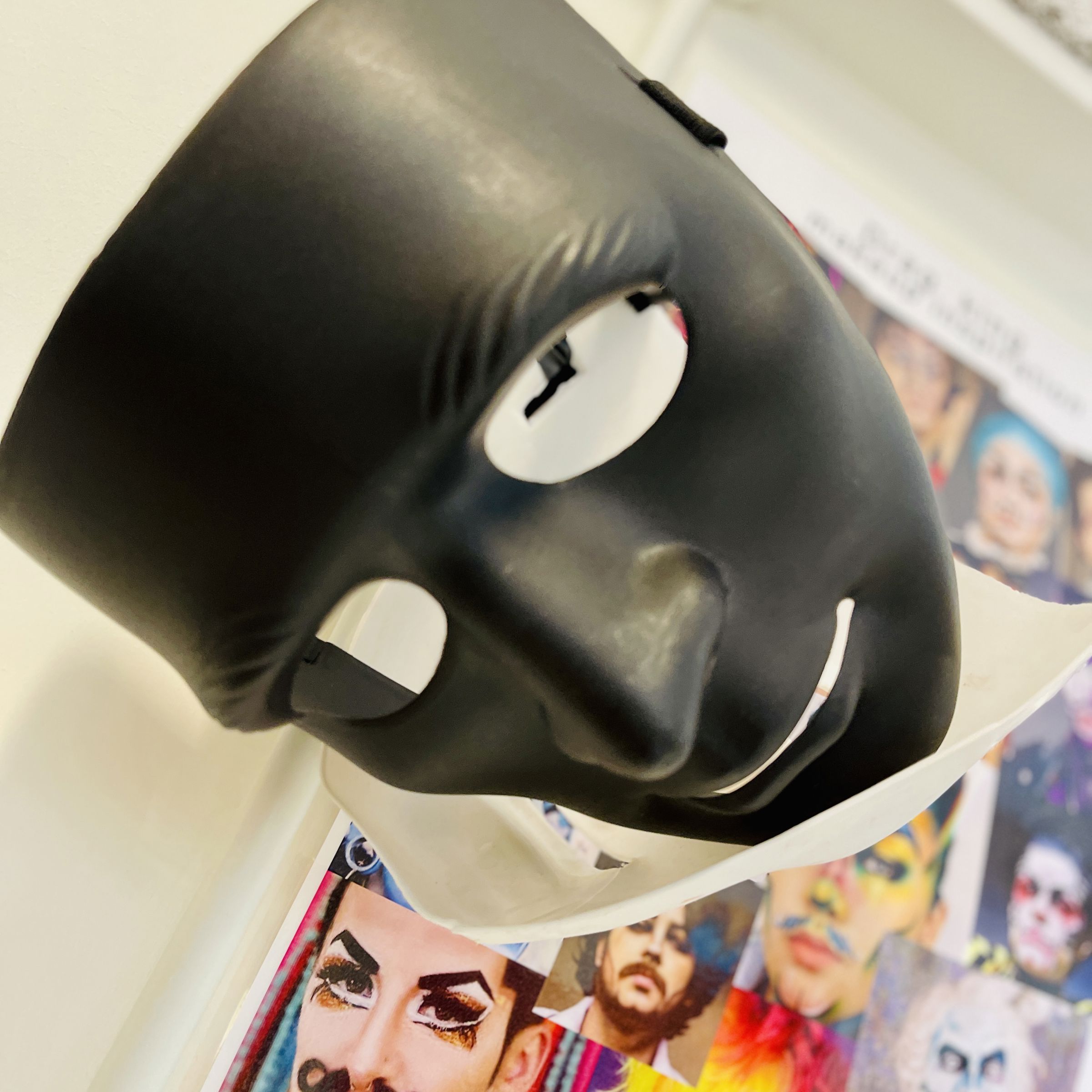 sort maske