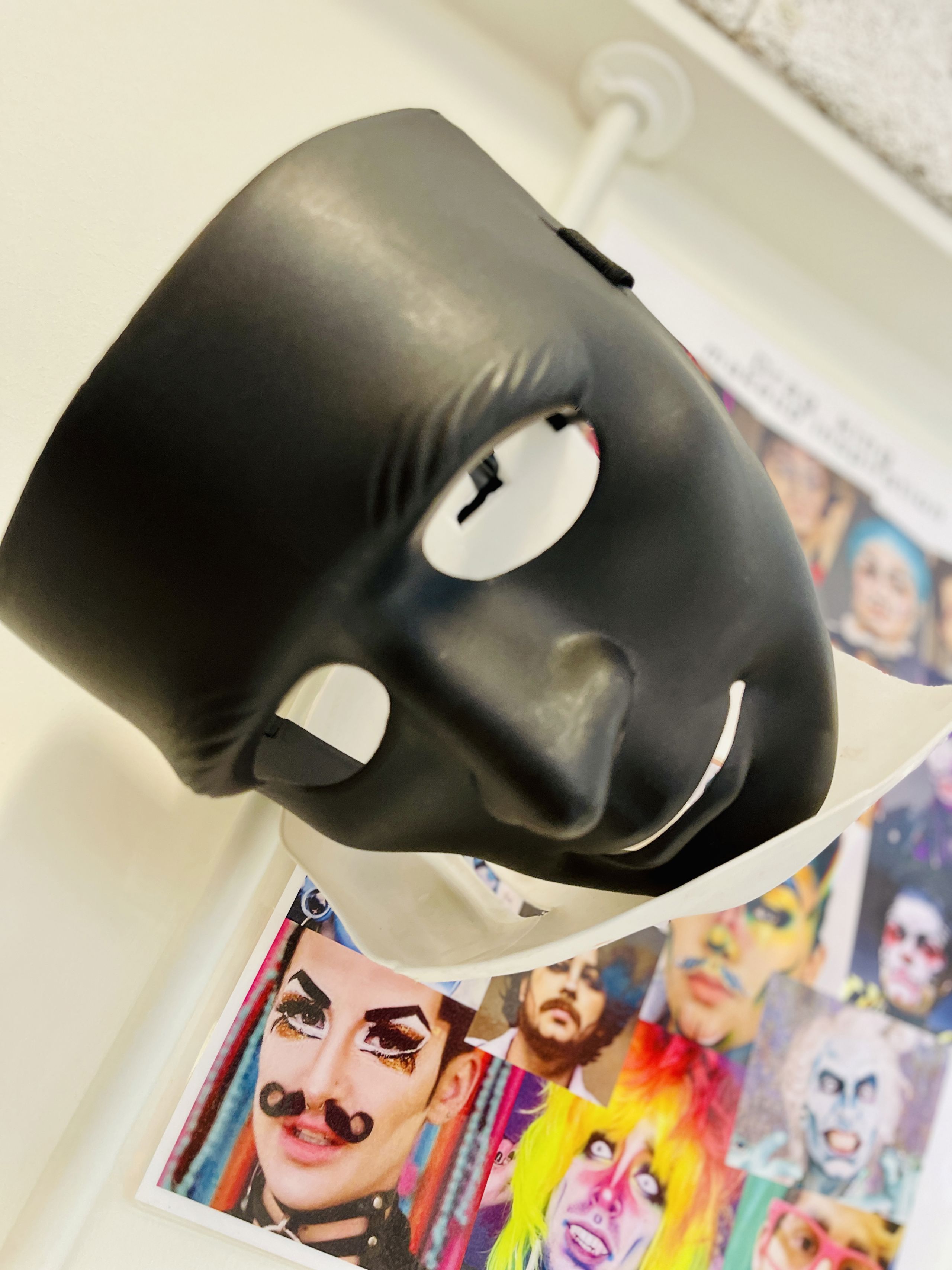 sort maske