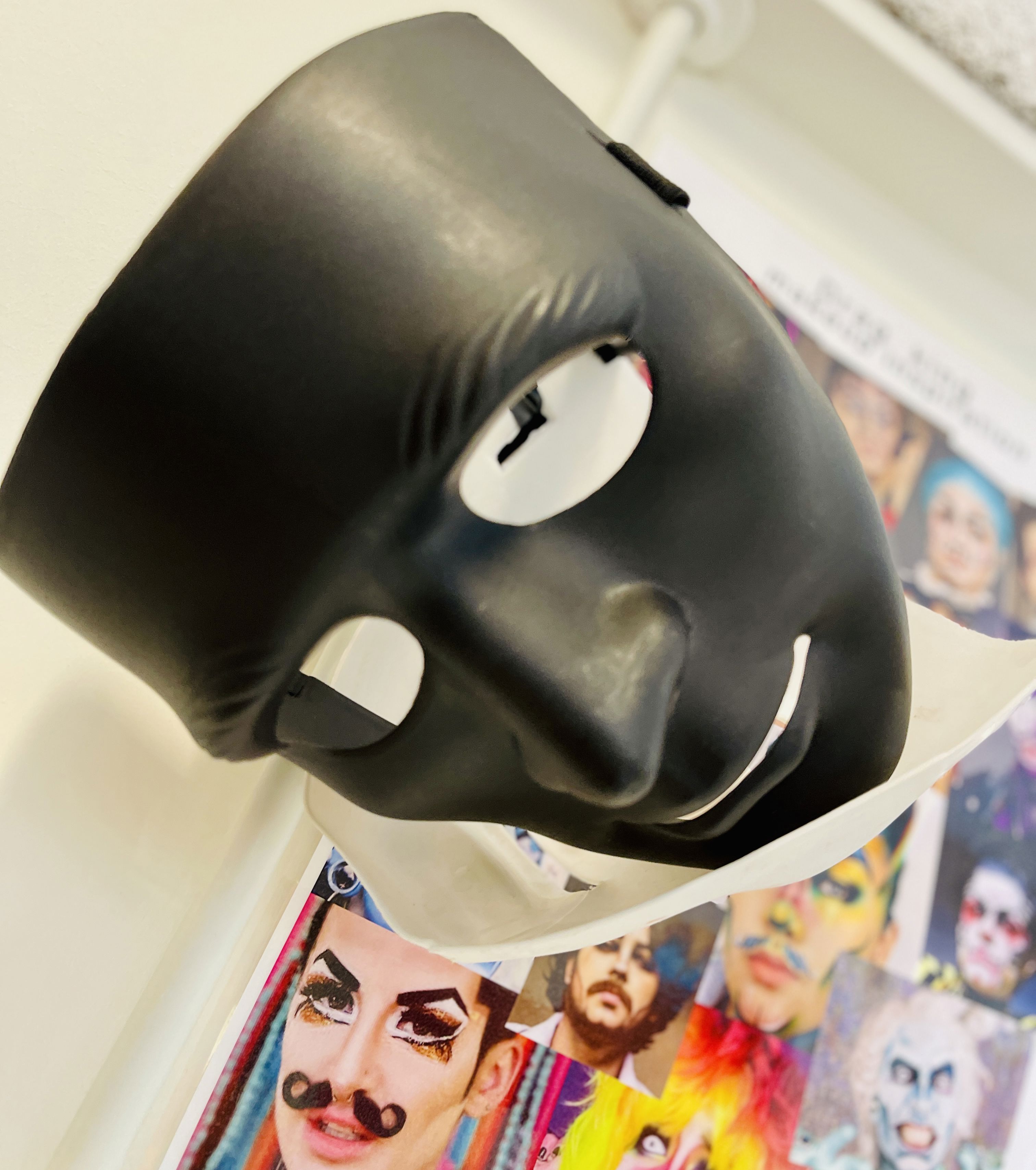 sort maske
