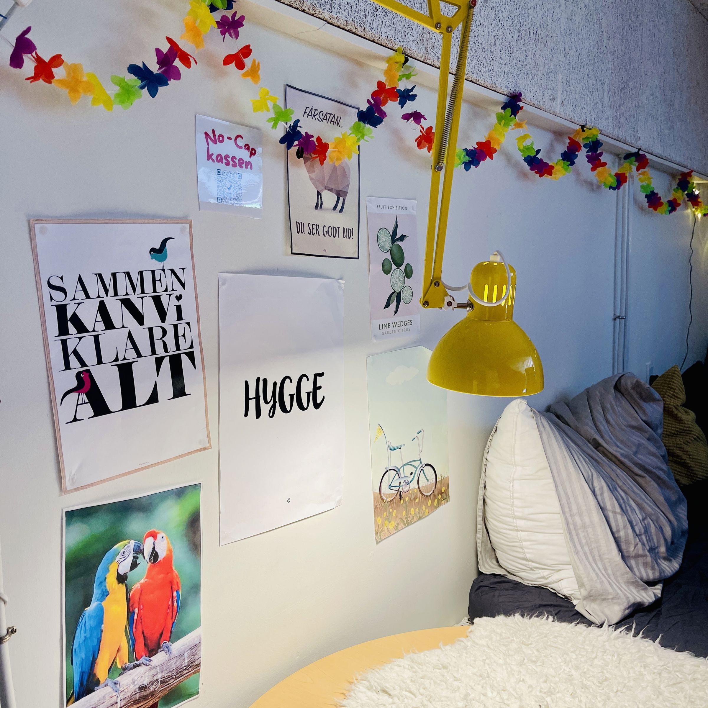 plakater på væg med blomsterkrans