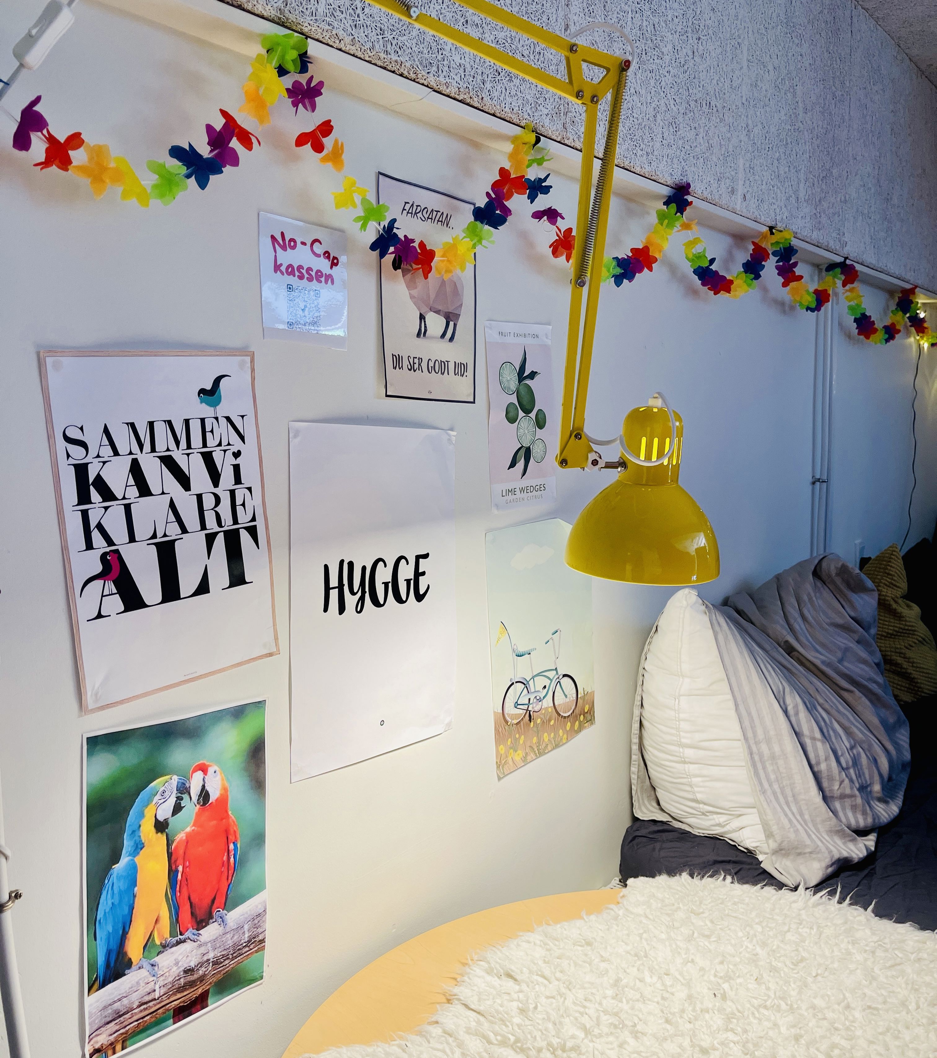 plakater på væg med blomsterkrans