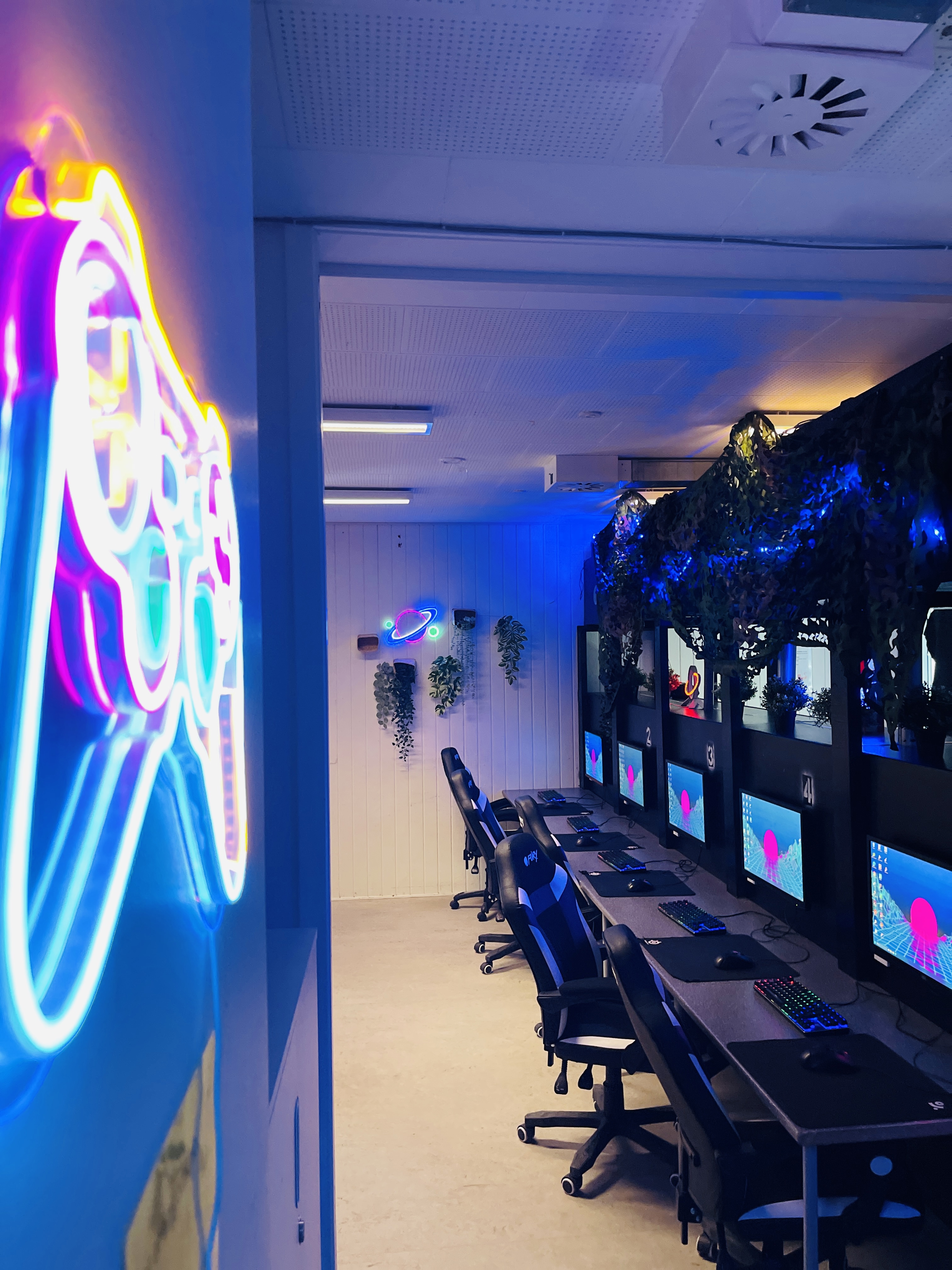 væg med led pynt
