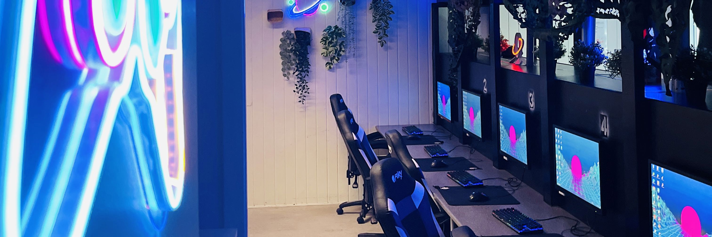 væg med led pynt