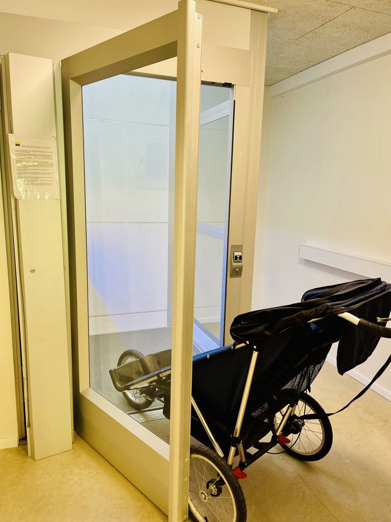 sort klapvogn med kaleche