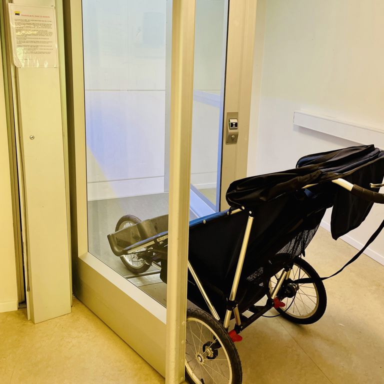 sort klapvogn med kaleche