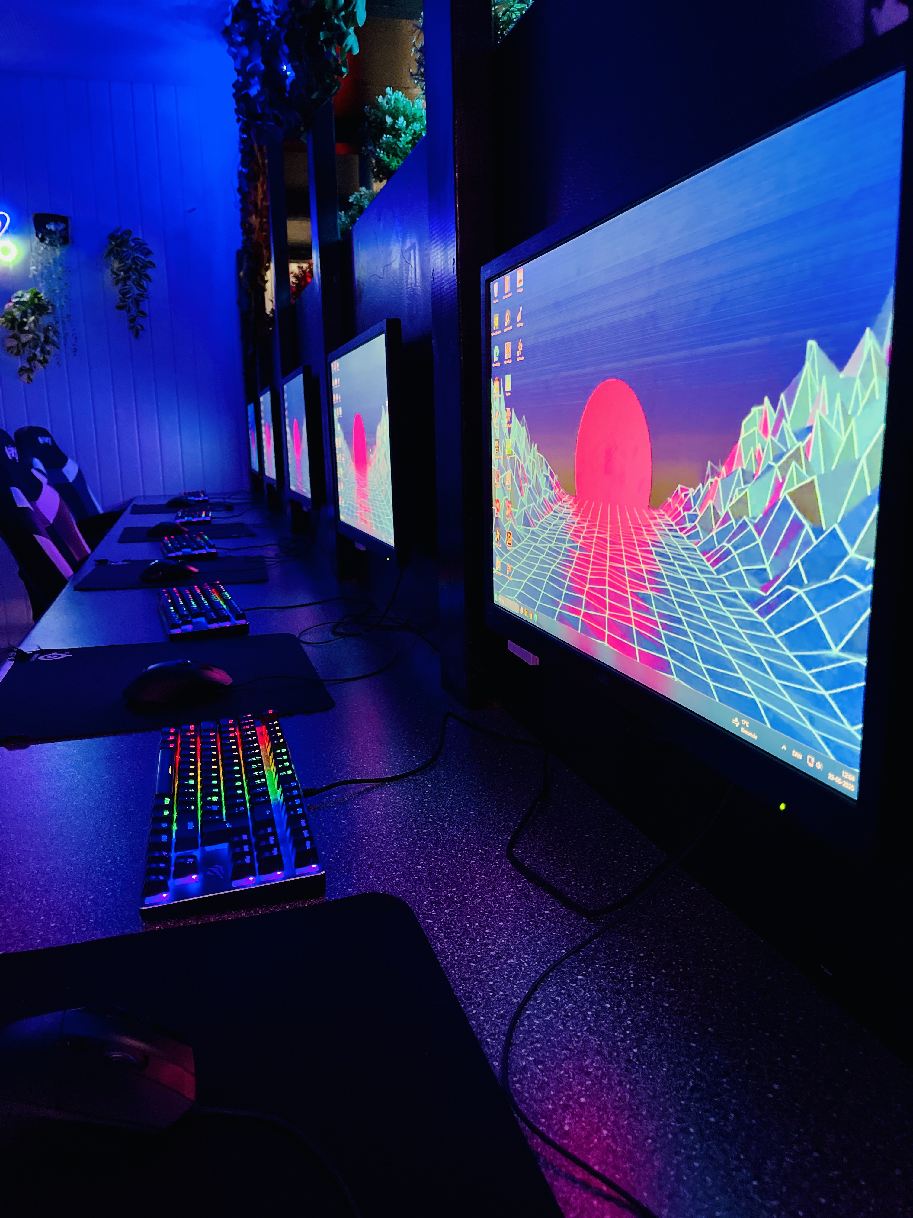 gamercomputere i blåt lys