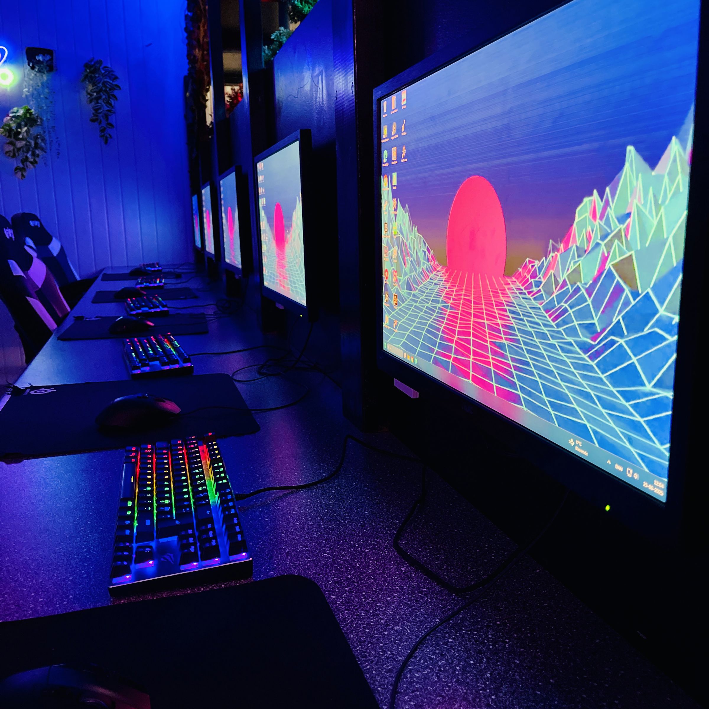 gamercomputere i blåt lys