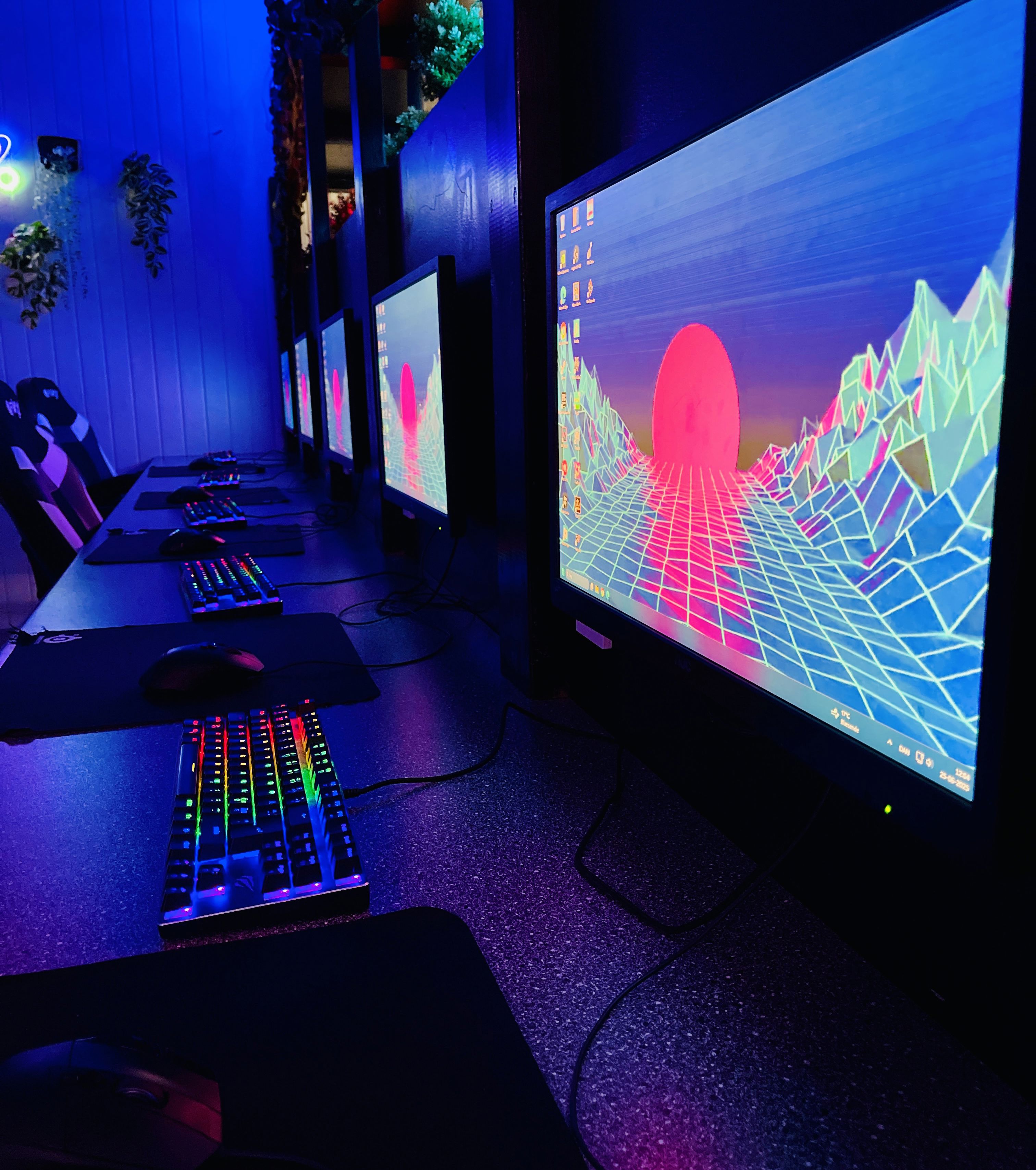 gamercomputere i blåt lys