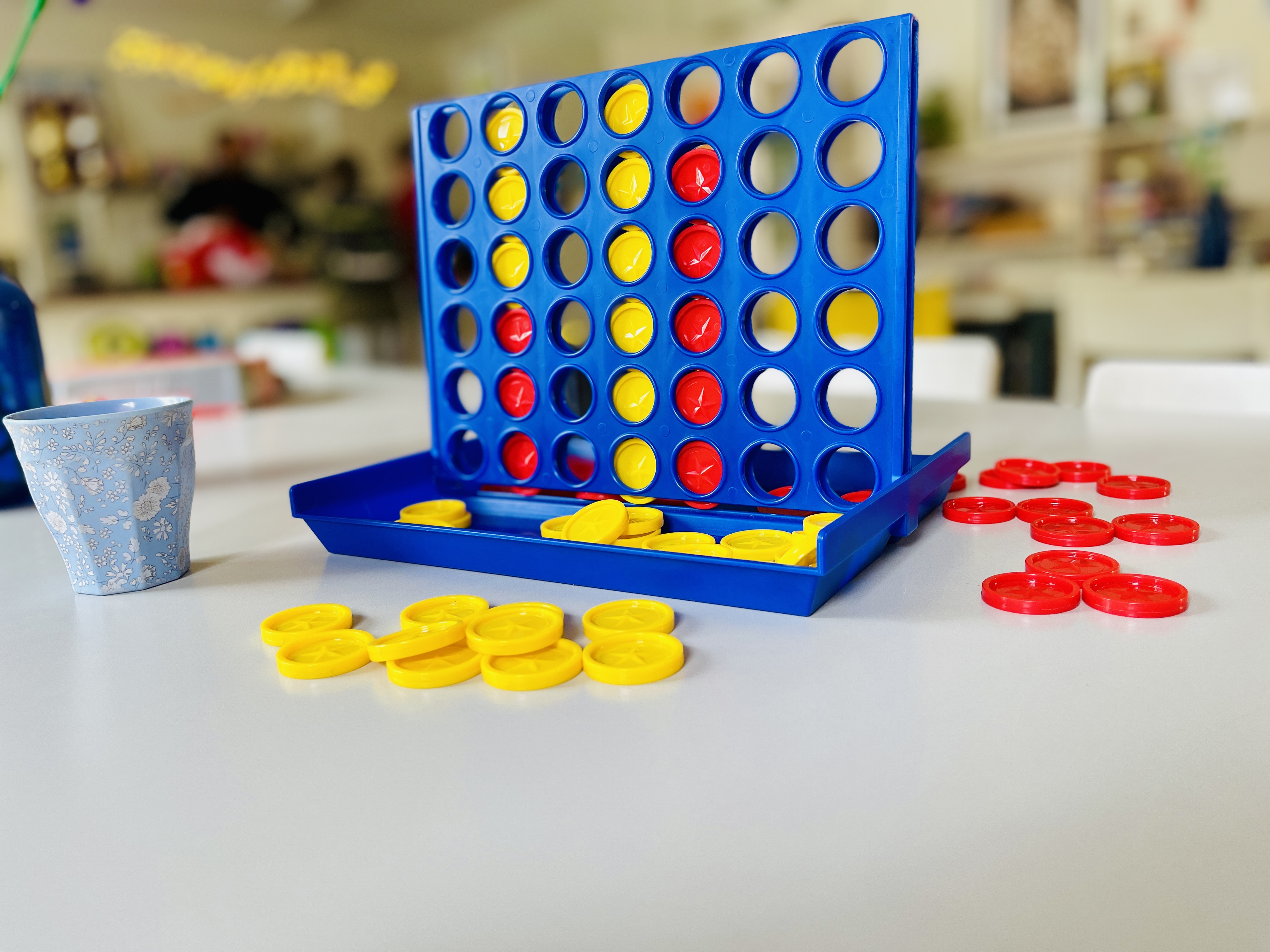 fire på stribe spil på bord