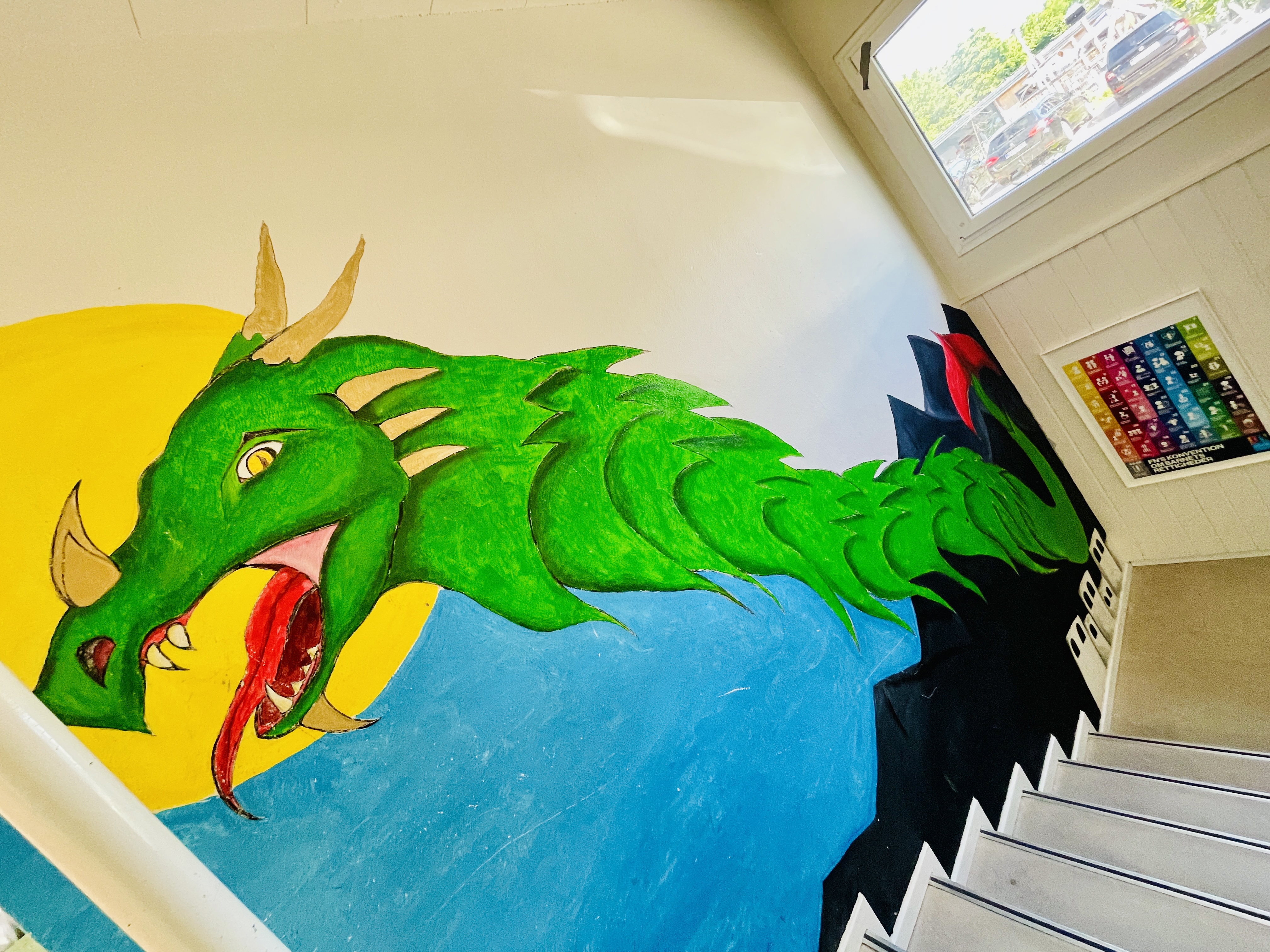 tegning af drage på væg