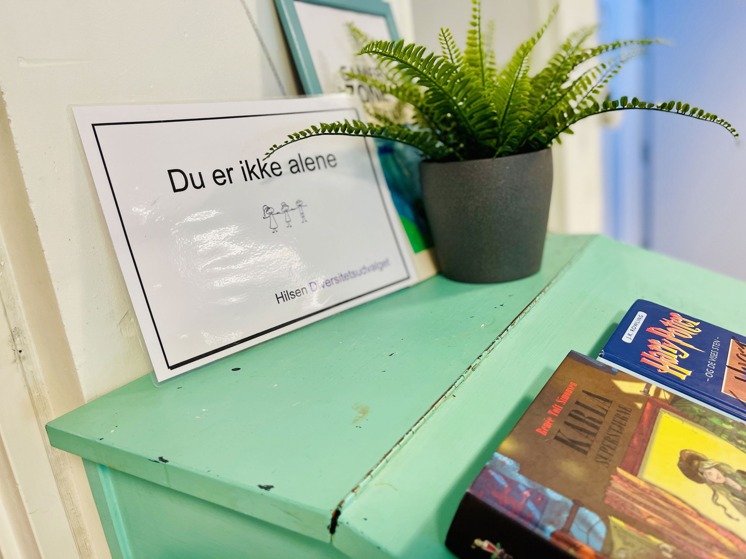 turkis møbel med plante