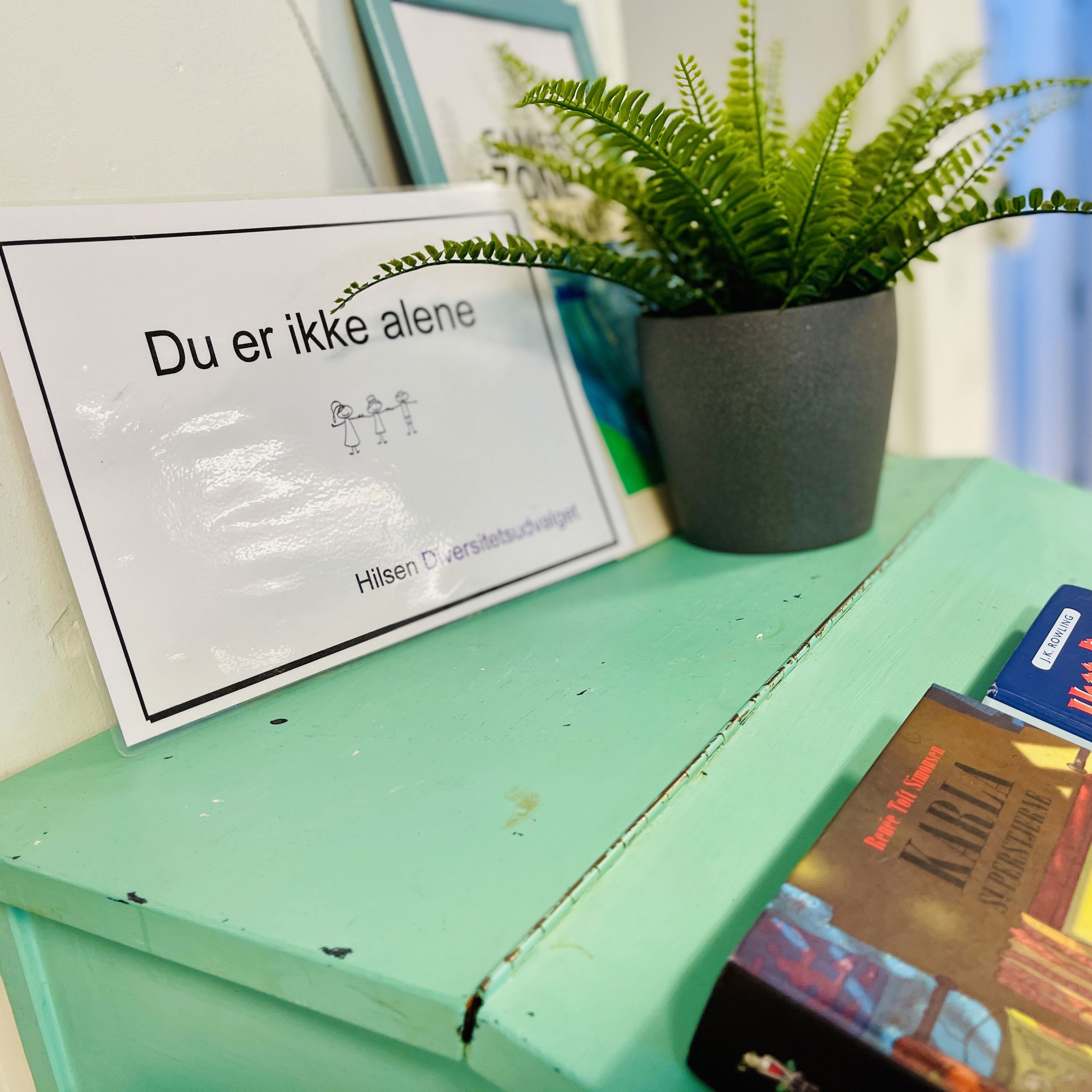 turkis møbel med plante
