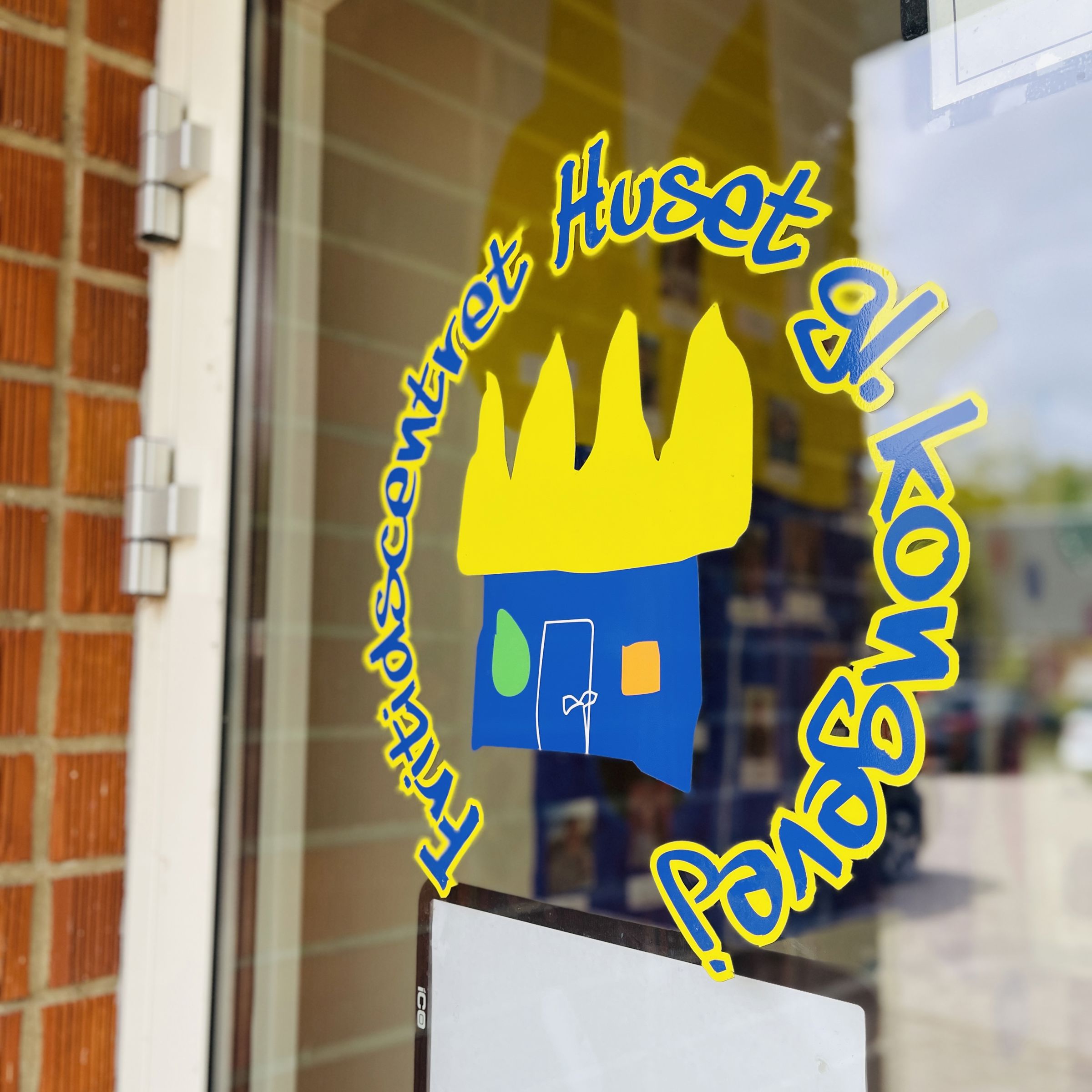 gammel kongevej logo på dør
