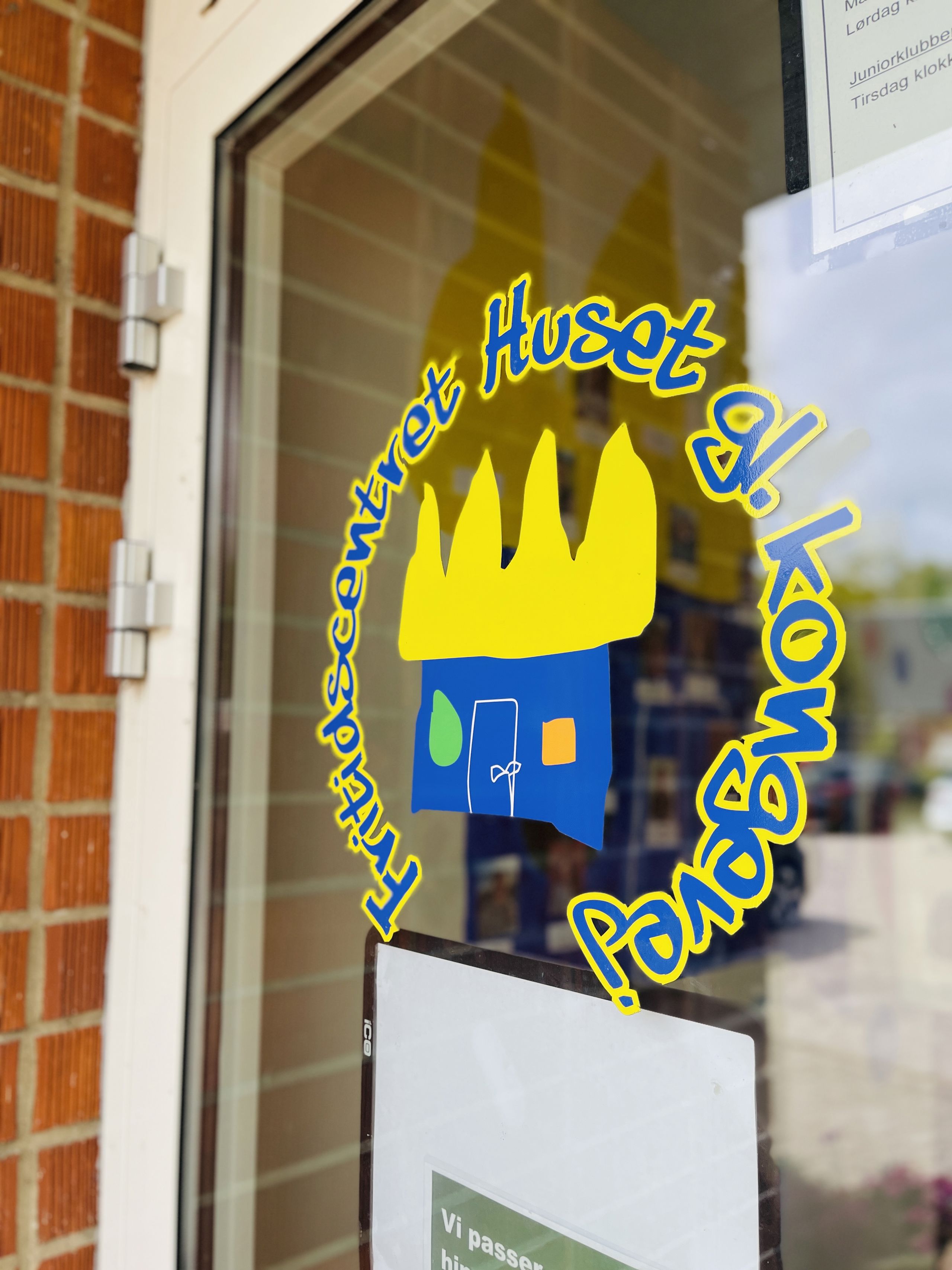 gammel kongevej logo på dør