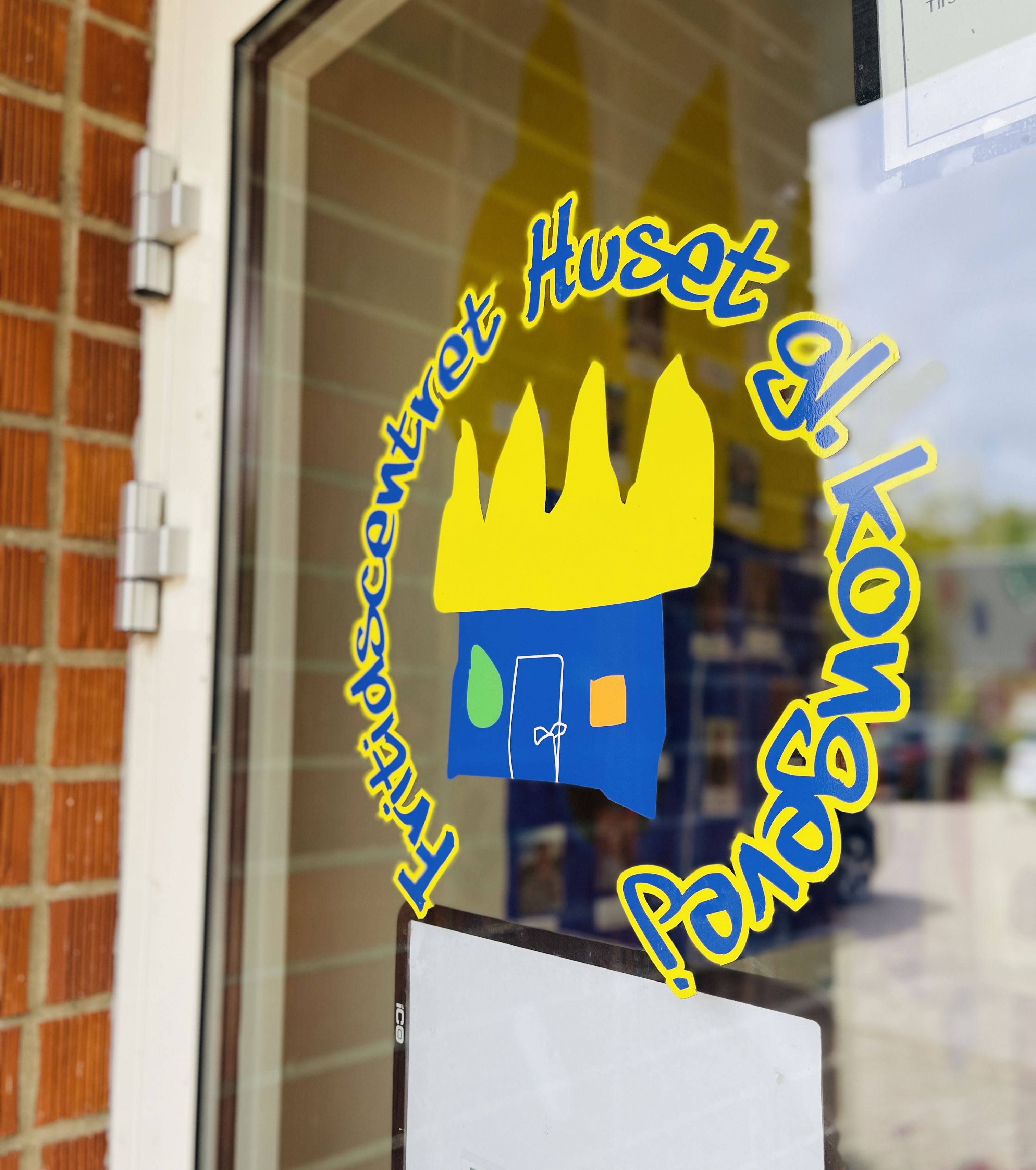 gammel kongevej logo på dør